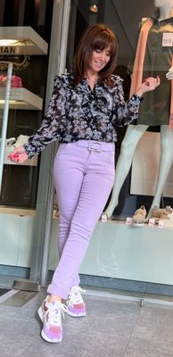 Chino verkrijgbaar in twee verschillende kleuren Chino verkrijgbaar in twee verschillende kleuren