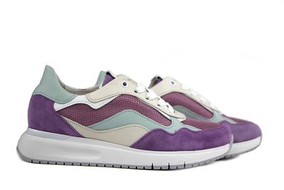 Sneakers met paarse tinten Sneakers met paarse tinten