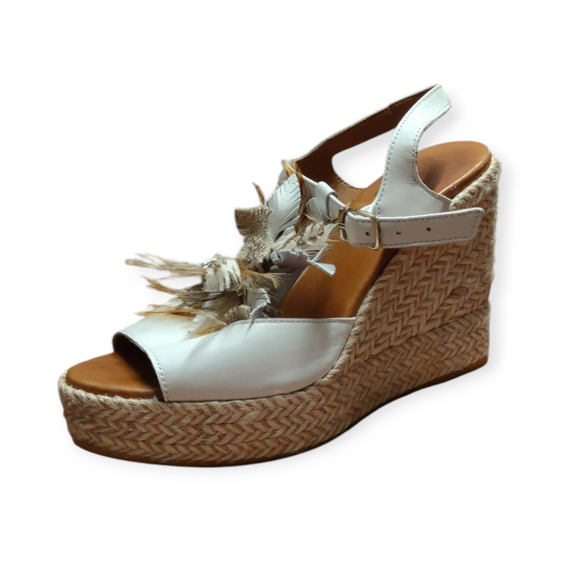 Sandalen met sleehak verkrijgbaar in twee verschillende kleuren Sandalen met sleehak verkrijgbaar in twee verschillende kleuren