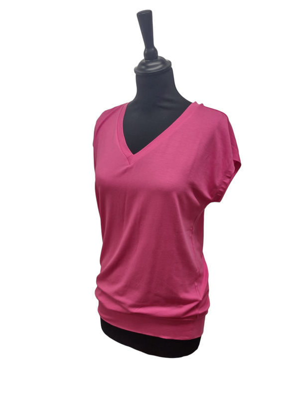 T-shirt verkrijgbaar in twee verschillende kleuren T-shirt verkrijgbaar in twee verschillende kleuren