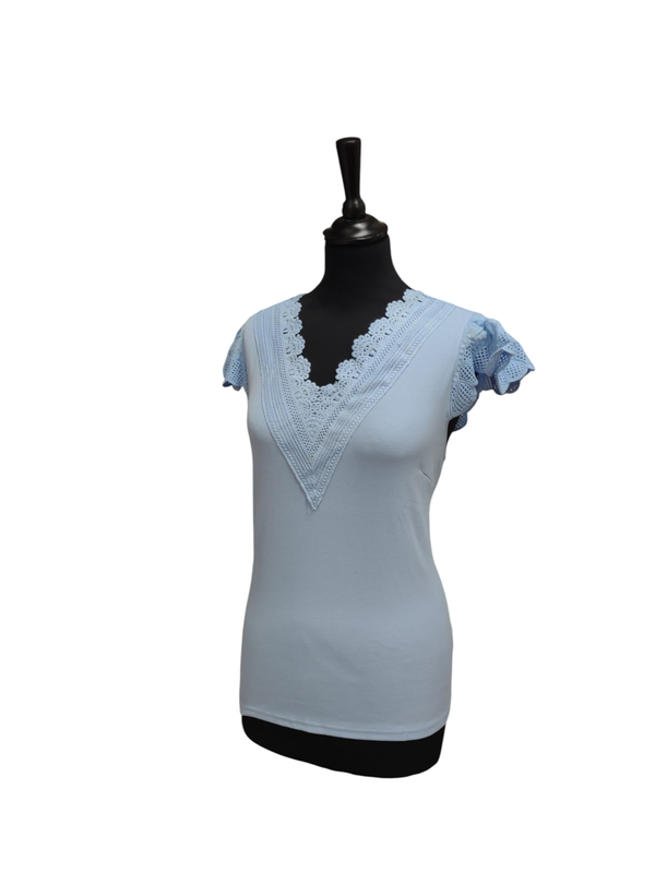 T-shirt verkrijgbaar in drie verschillende kleuren T-shirt verkrijgbaar in drie verschillende kleuren