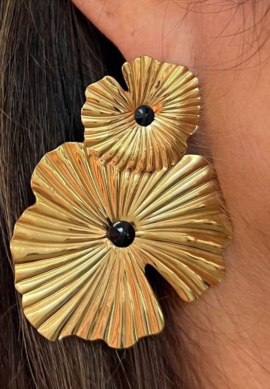 Goudkleurige oorbellen met zwart