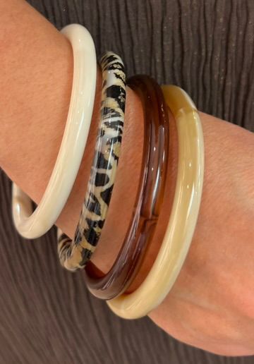 Set van vier armbanden met bruine tinten