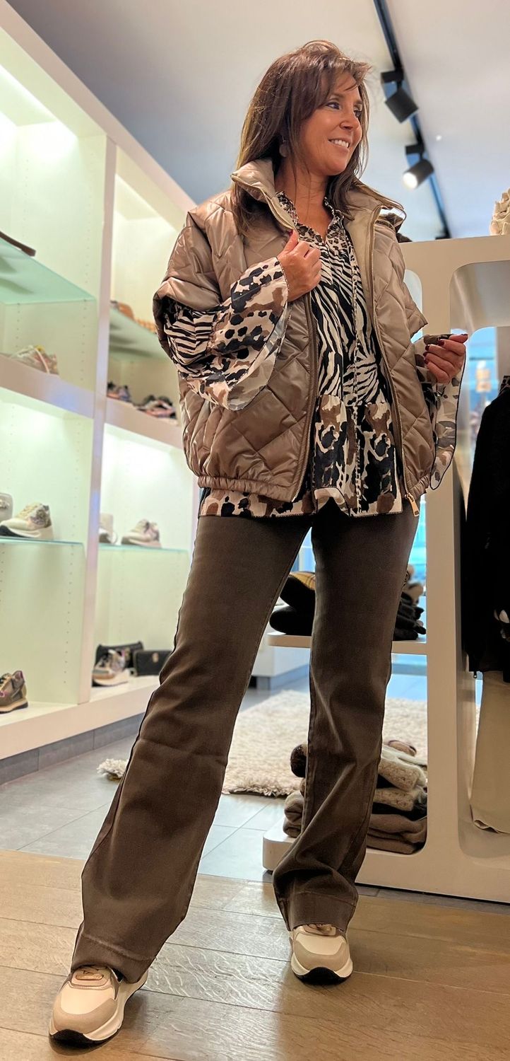 Wijde taupekleurige broek met wijde pijpen en knopen Wijde taupekleurige broek met wijde pijpen en knopen