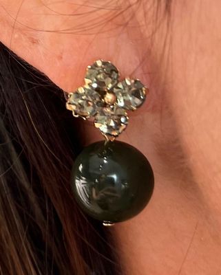 Kaki oorbellen met steentjes