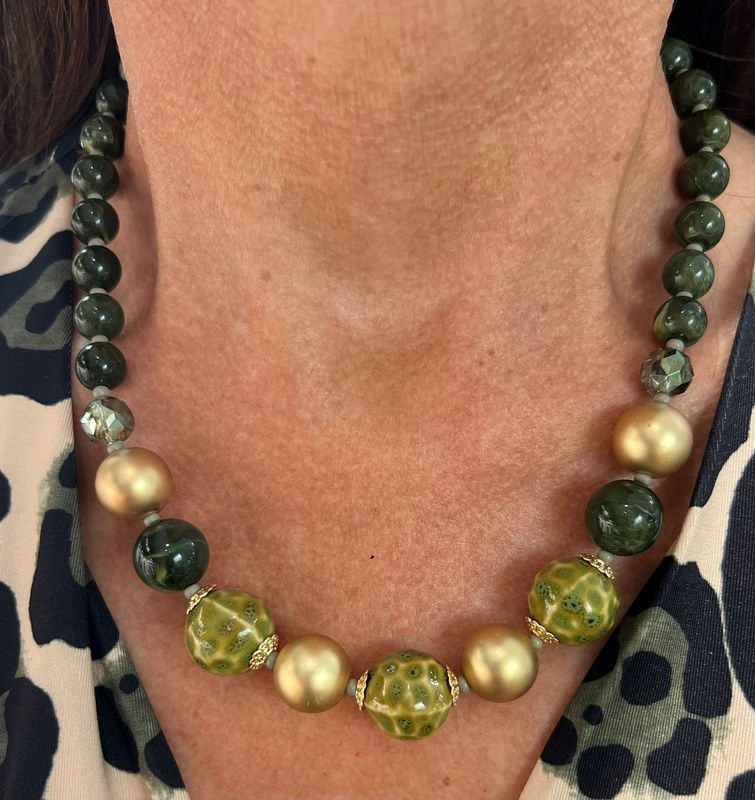 Ketting met kaki tinten