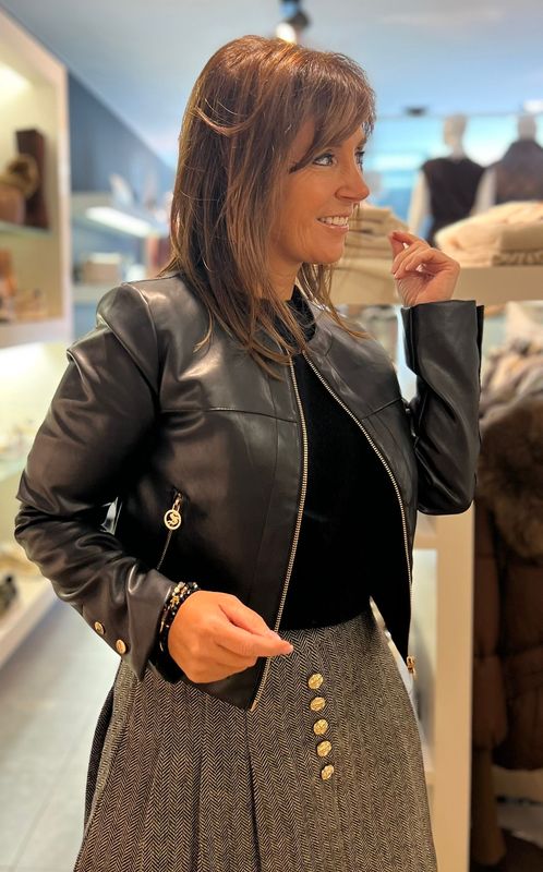 Zwart lederlook jasje afgewerkt met goud