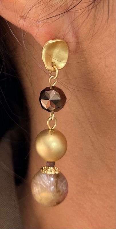 Oorbellen met goud en chocobruine tinten