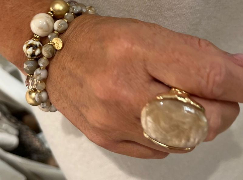 Crèmekleurige ring op rekker