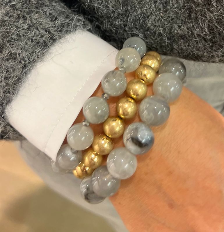 Set van drie armbanden met grijs