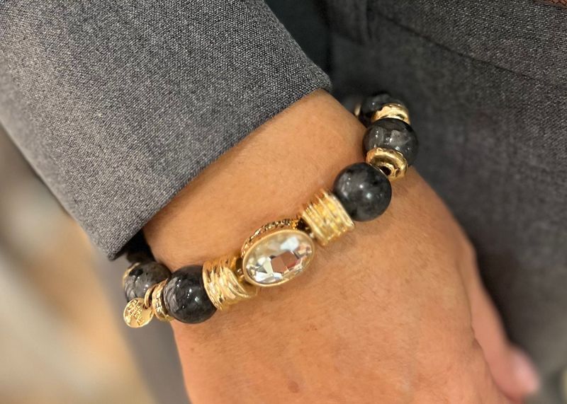 Grijze armband met steen