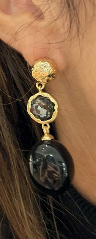 Zwarte oorbellen met steen