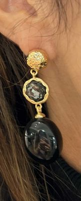 Zwarte oorbellen met steen