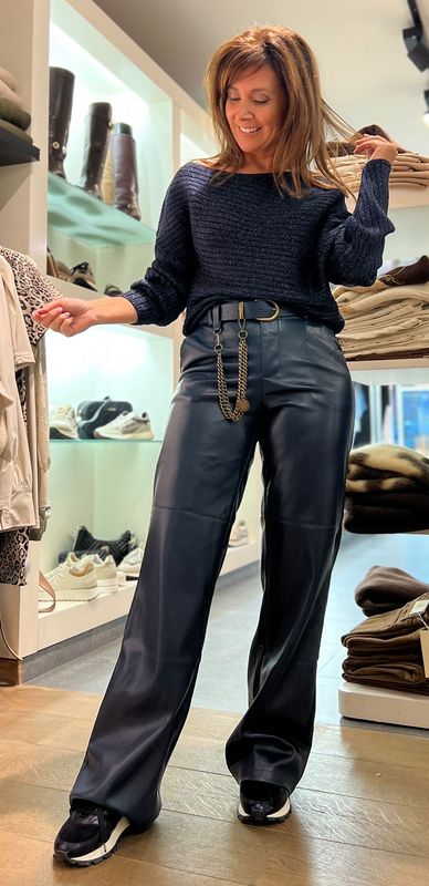 Lederen broek met wijde pijpen en riem verkrijgbaar in twee verschillende kleuren