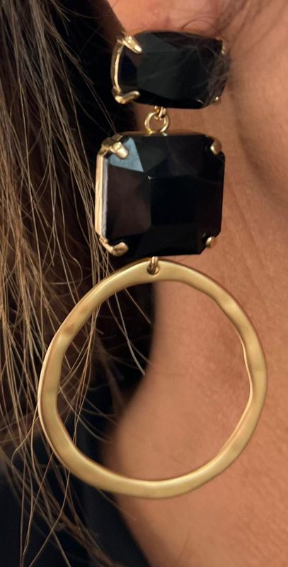 Goudkleurige oorbellen met zwarte steen