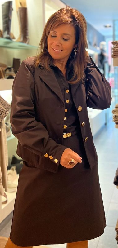 Jasje met goudkleurige knopen in travelstof verkrijgbaar in drie verschillende kleuren