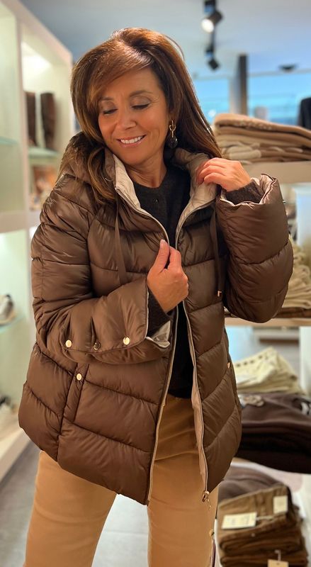 Jas met goudkleurige knoopjes in bruin