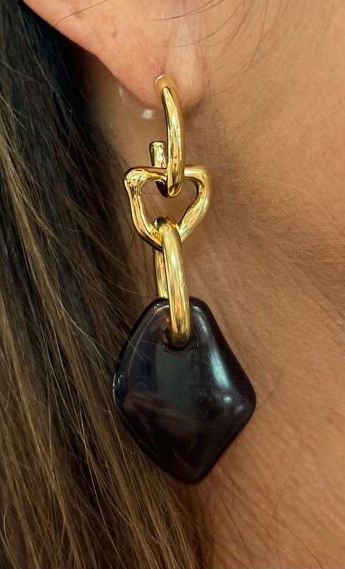 Chocobruine oorbellen afgewerkt met goud