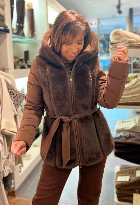 Chocobruine jas met bont en lintje