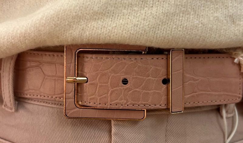 Lichtroze riem op rekker