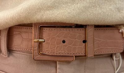 Lichtroze riem op rekker