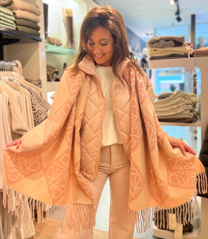 Lichtroze sjaal lookalike Loewe