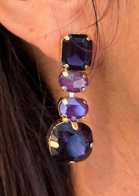 Aubergine kleurige oorbellen met stenen