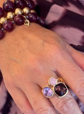 Prachtige ring met auberginekleurige stenen op een rekker