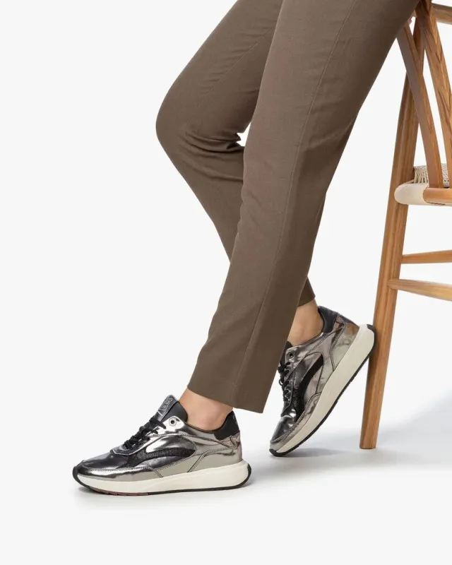 Prachtige sneakers in het zilver van Floris Van Bommel