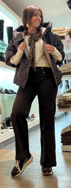 Jeansbroek met goudkleurige knopen verkrijgbaar in twee kleuren