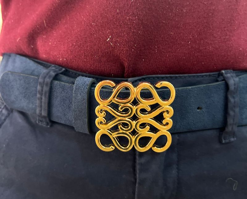 Donkerblauwe riem met gouden beugel