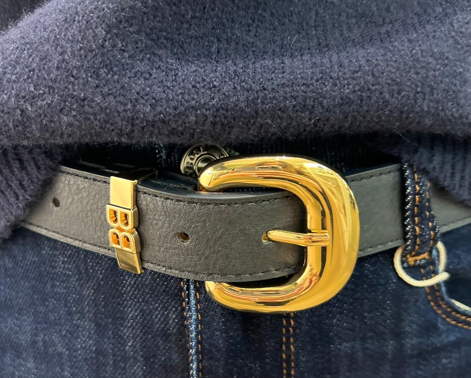 Donkerblauwe riem met gouden beugel