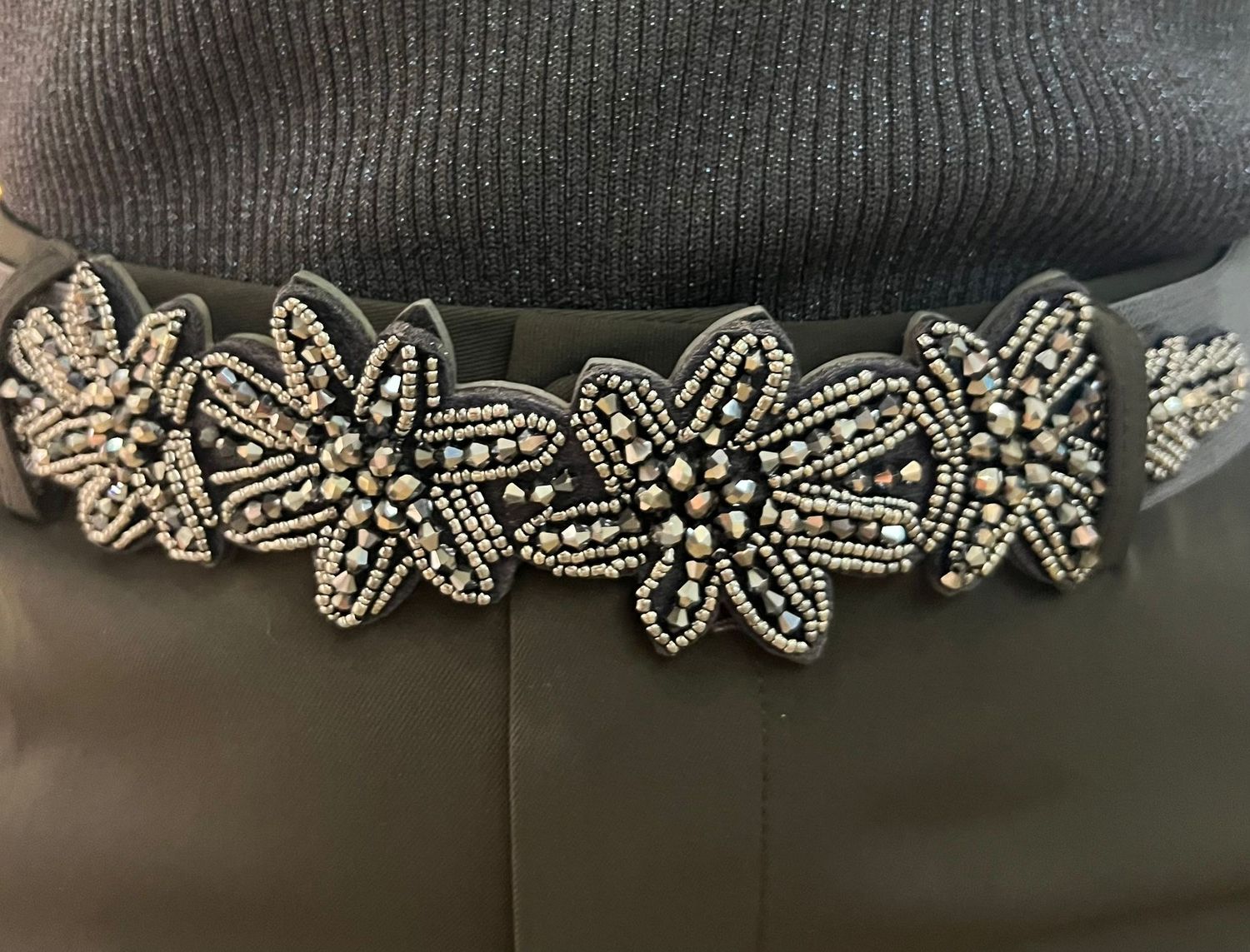 Donkerblauwe riem met bloemen