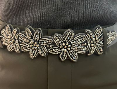 Donkerblauwe riem met bloemen