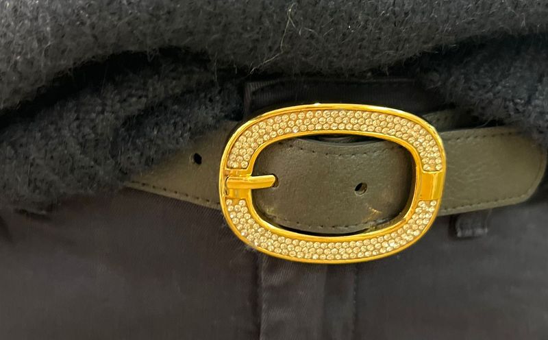 Donkerblauwe riem met gouden beugel