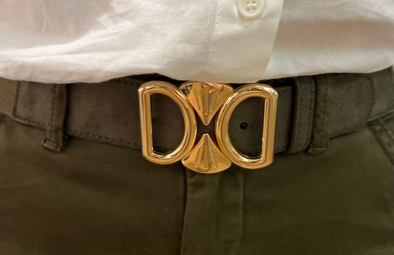 Kaki riem op een rekker met gouden beugel