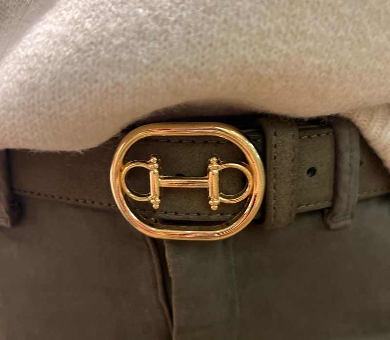 Kaki lederen riem met gouden beugel