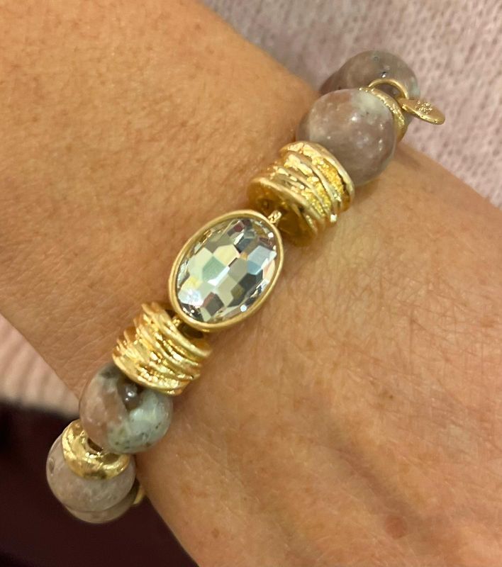 Armband in het oudroze met steen