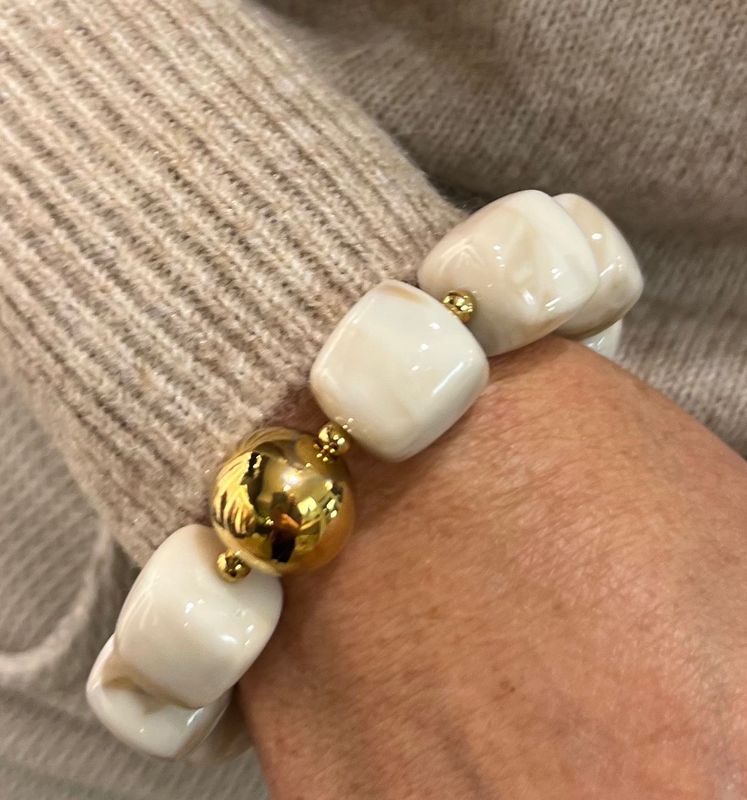 Beige armband afgewerkt met goud