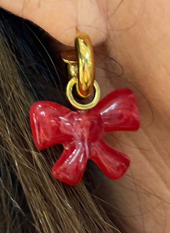 Strikjes oorbellen in het bordeaux