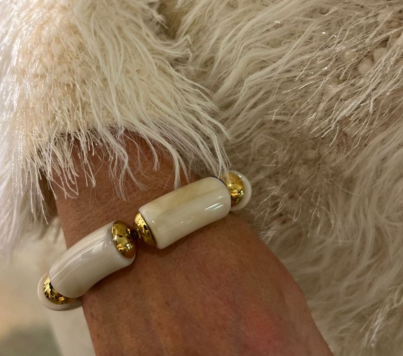 Armband in het crème afgewerkt met goud