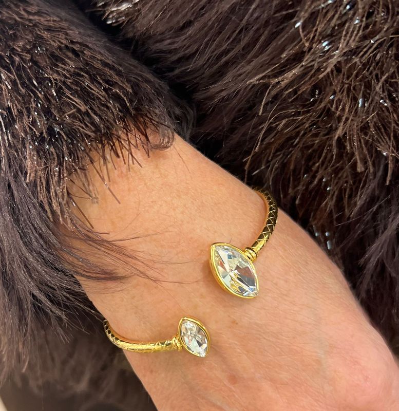 Armband met witte stenen