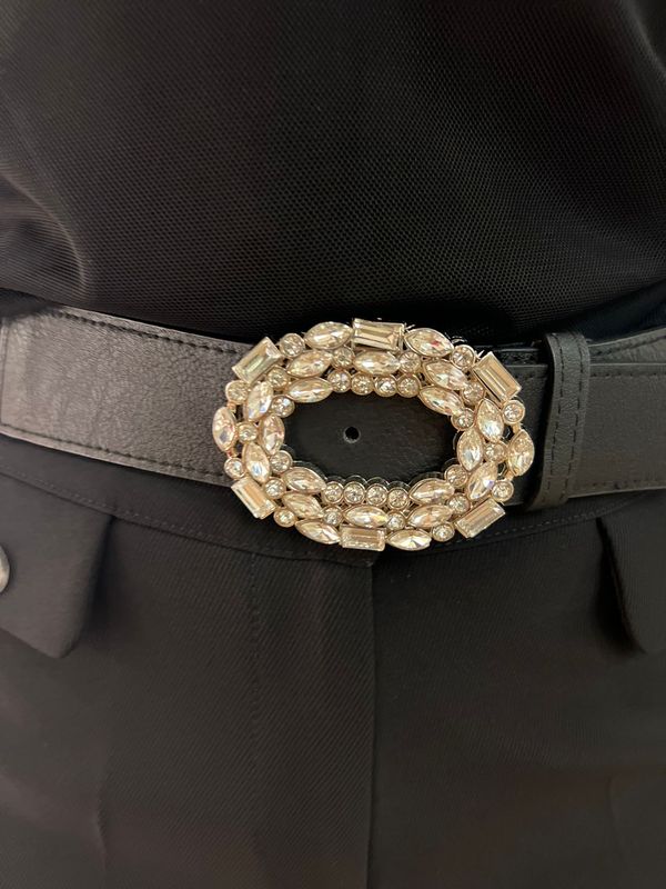 Zwarte riem op een rekker met stenen