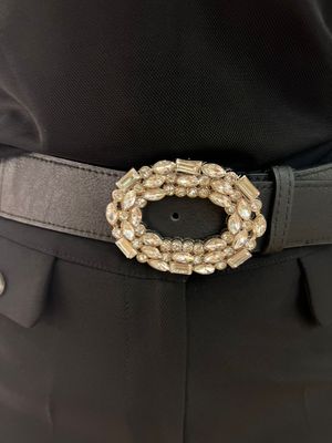 Zwarte riem op een rekker met stenen