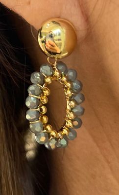 Grijze oorbellen afgewerkt met goud