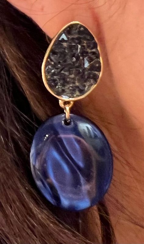 Donkerblauwe oorbellen met steentjes