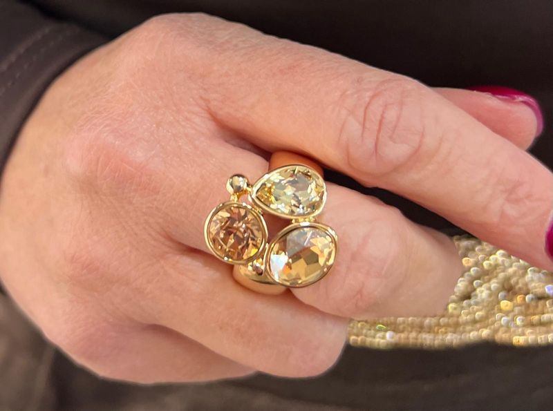 Mooie ring op een rekker met stenen