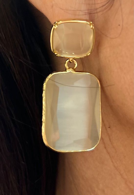 Crèmekleurige oorbellen