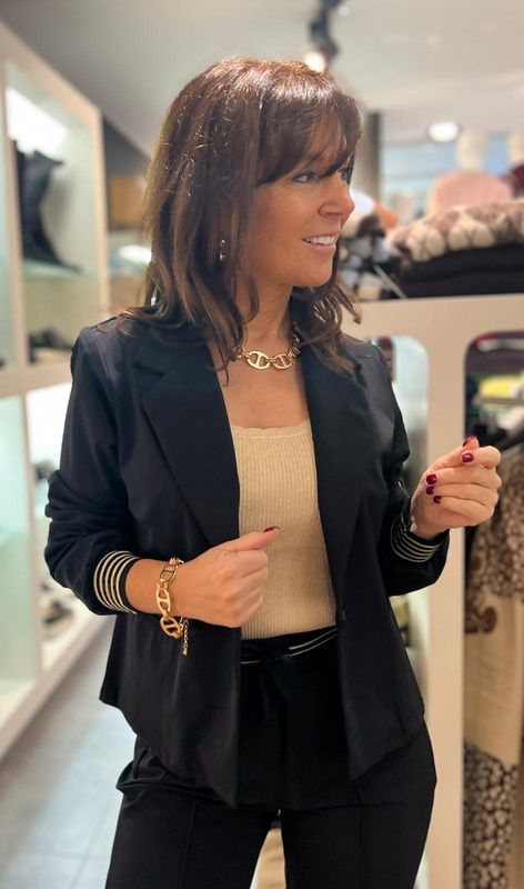 Zwarte blazer met gouden band in travelstof