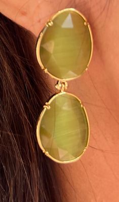 Groene oorbellen met stenen